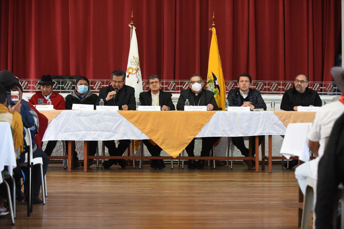 MinGobiernoEc's tweet photo. [AHORA] Se da lectura al Acta de Paz que firmará el Gobienro Nacional y el movimiento indígena, que recoge los acuerdos y compromisos para poner fin al paro nacional. https://t.co/7h4KLH6cEj
