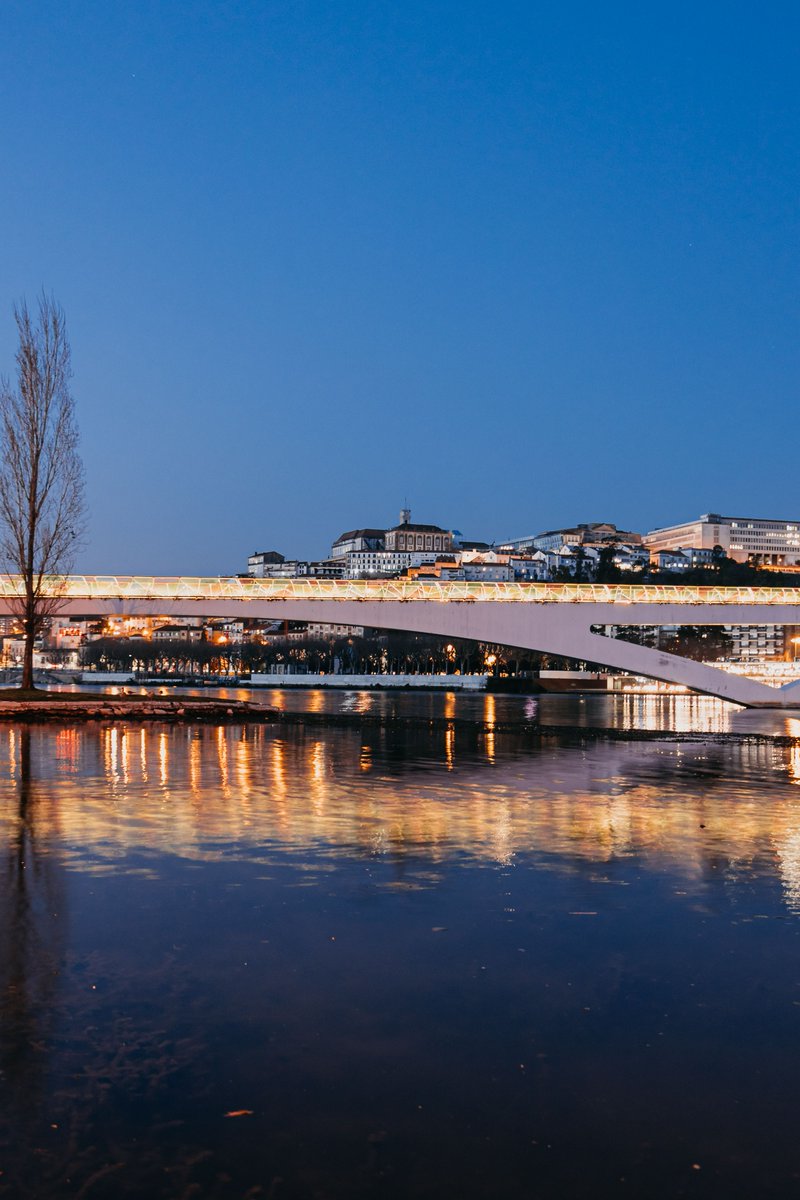 À noite, quando as luzes se acedem, a vista da cidade fica ainda mais encantadora! ✨ 🤩

#UCoimbra