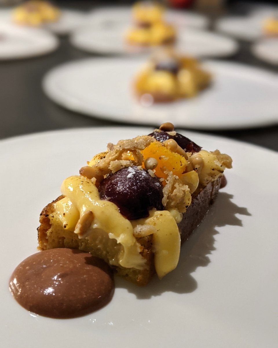 Despedimos el mes de junio con esta coca de crema catalana y cerezas de km 0 🍒 que ha venido para quedarse unas semanas más 😋
.
No te quedes sin probarla y descubrir todos sus ingredientes, ¡ah! pero recuerda que antes tendrás que descubrirnos en #lacenaclandestina 💫