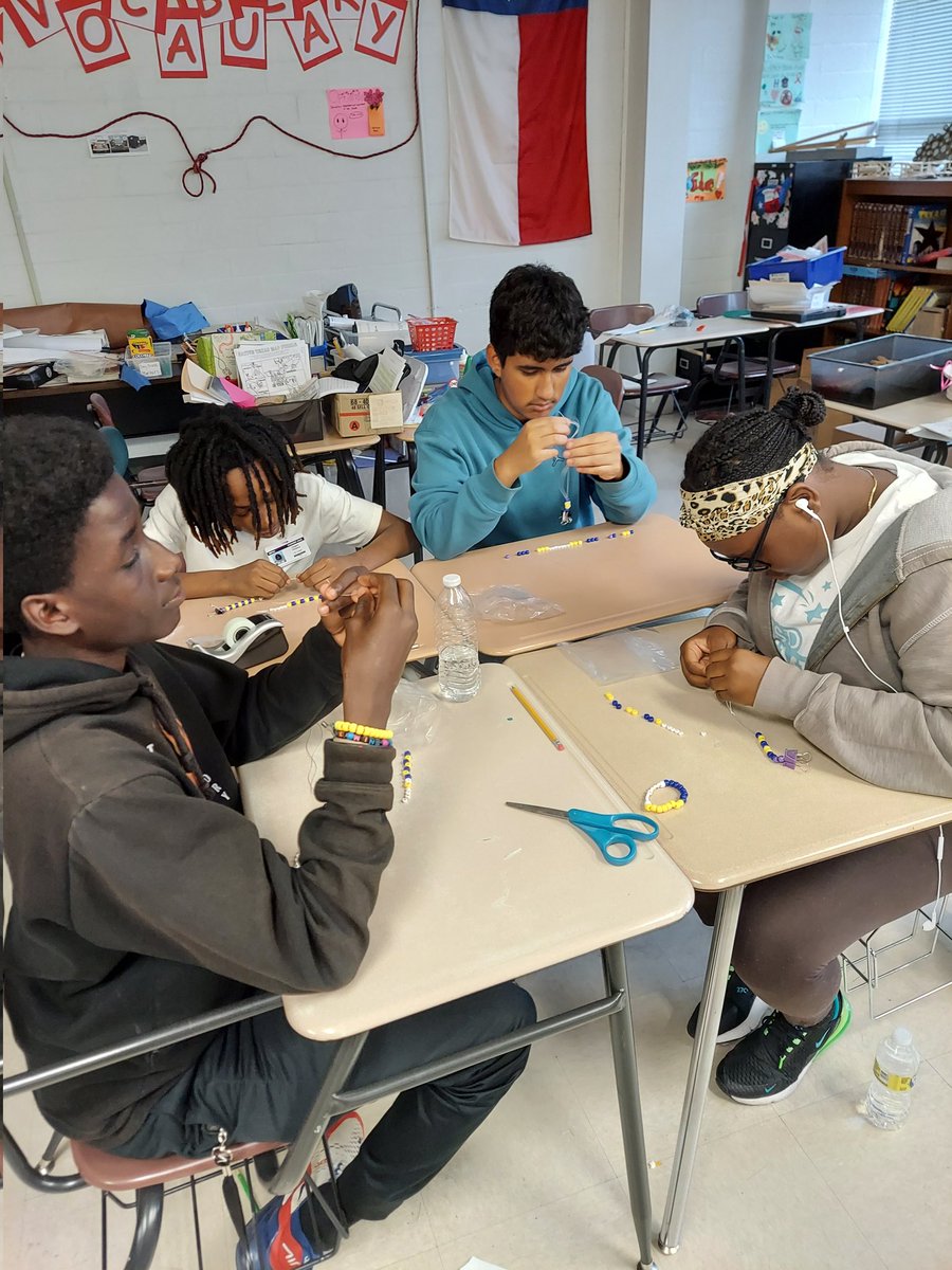 LilBittyBritt88's tweet photo. Our Greyhounds are having a blast partipating in Funday Thursday Arts & Crafts Enrichment at MPVA! Watching these students laugh, smile and get sooo excited about having fun at summer school is MY WHY!💜
#WraparoundWorks💯
@MPVATCHRSPEC
@LibbyMajdi
@Bellaire_Wrap
@AudenSarabia https://t.co/0d3S5tb145