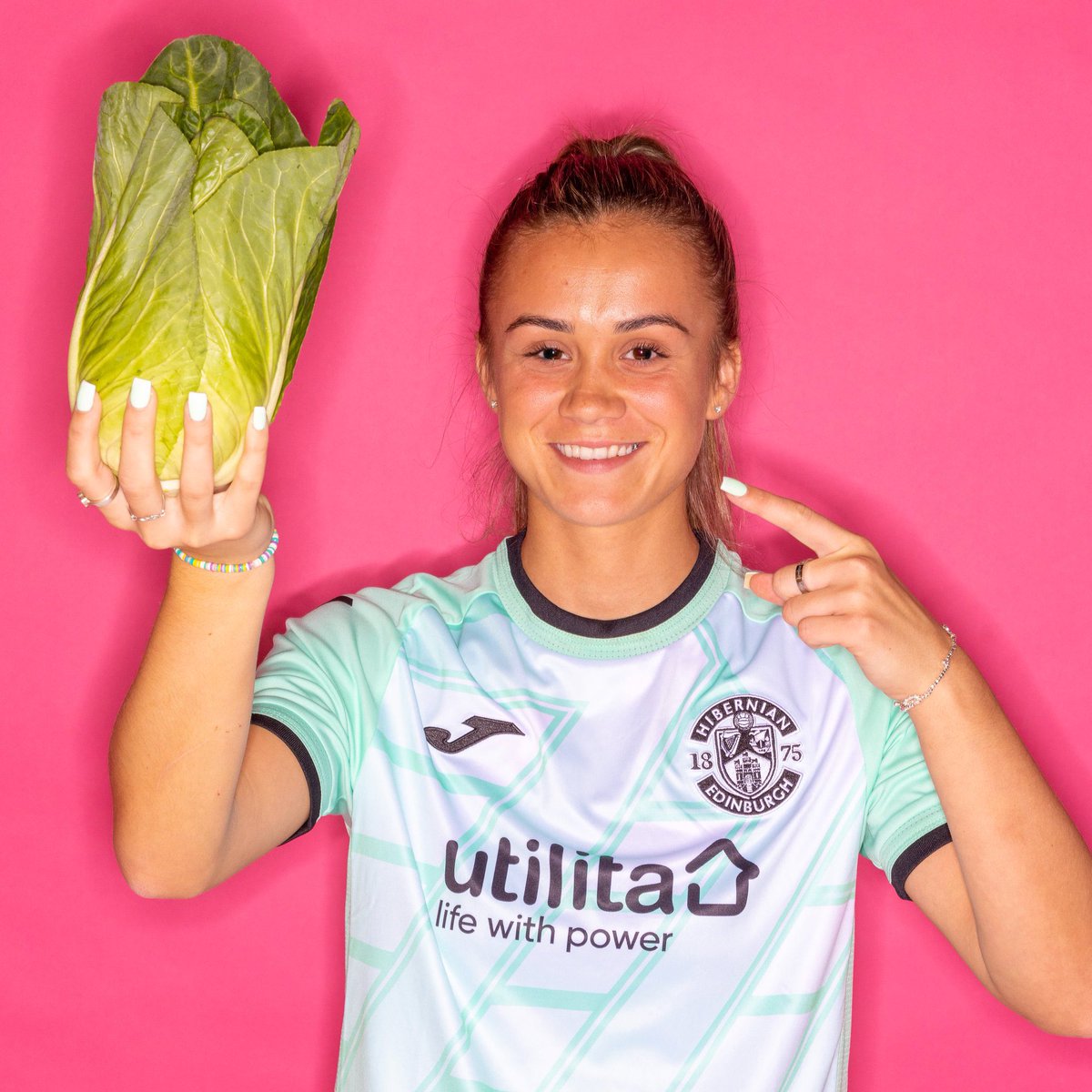 TheKitmanUK's tweet photo. #Kitnews from the Scottish Premiership as the 2022-23 @HibernianFC #CabbageKit made by @JomaSportUK has been unveiled. 🥬⚽️👕

📸 https://t.co/fbnUVYjWyR

#HibernianFC #Hibs #Joma https://t.co/KxMOzuIkPN