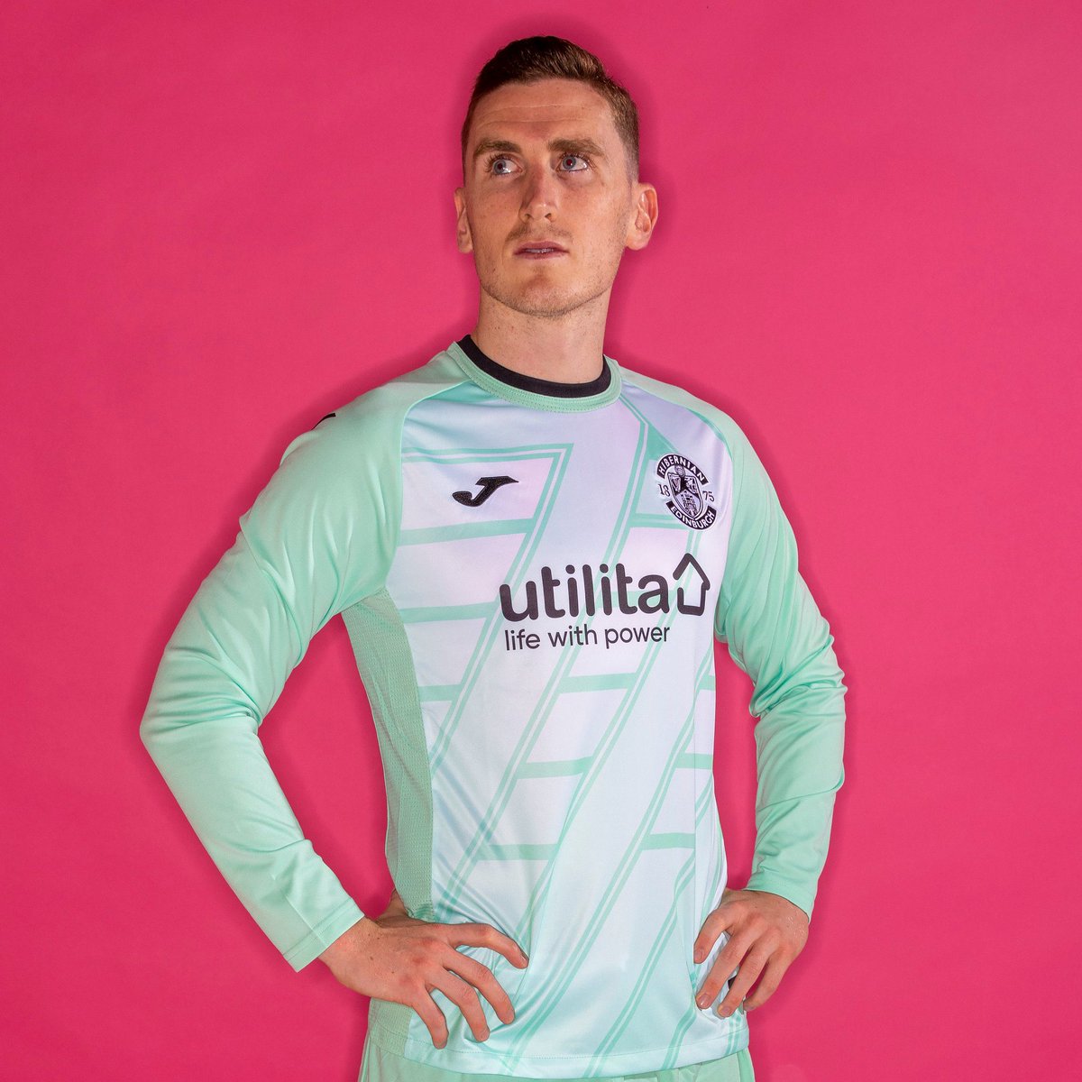 TheKitmanUK's tweet photo. #Kitnews from the Scottish Premiership as the 2022-23 @HibernianFC #CabbageKit made by @JomaSportUK has been unveiled. 🥬⚽️👕

📸 https://t.co/fbnUVYjWyR

#HibernianFC #Hibs #Joma https://t.co/KxMOzuIkPN
