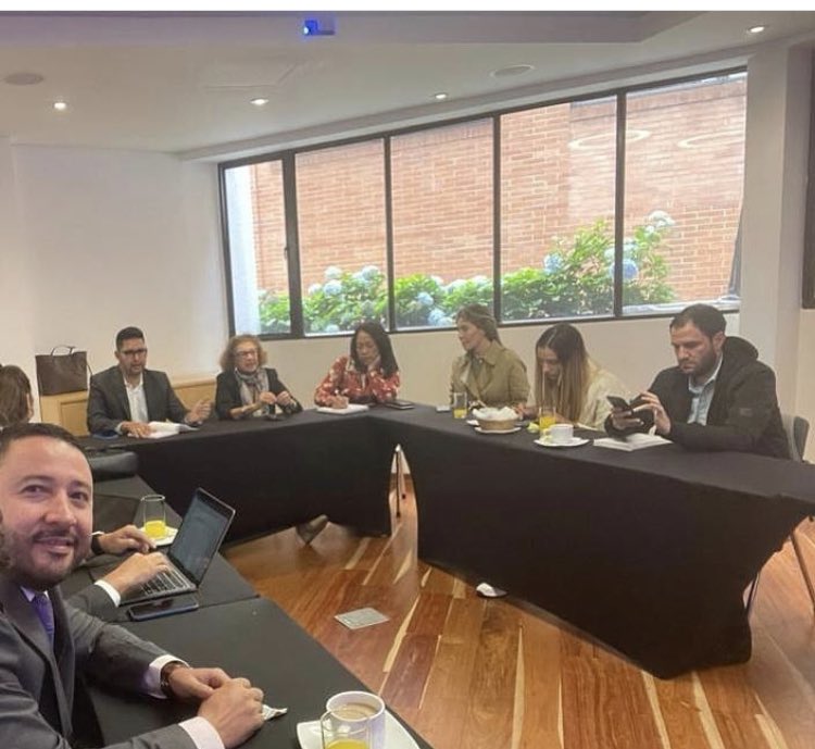 Cuando Rodolfo empezó con la candidatura a la alcaldía yo fui reacia , pero después de ver los resultados  que tuvo en los menos favorecidos  de la ciudad en su alcaldía, entendí el llamado que teníamos a construir desde la política un mejor país !    Vamos por el partido.