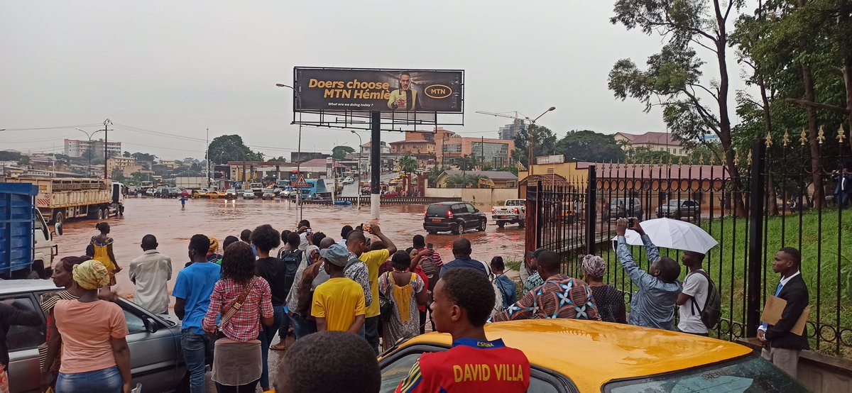 le_4eme_pouvoir's tweet photo. #Yaoundé: Inondations monstres à la Poste centrale, au lieu dit #SonelCentral non loin de la voirie municipale. La courte pluie de ce Jeudi à 17h20, a conduit à la montée des eaux et embouteillages. De nombreux Yaoundéens à pied 🇨🇲🌍 @cameroun_minhdu @CKetchaCourtes https://t.co/qn2HXL8XEb