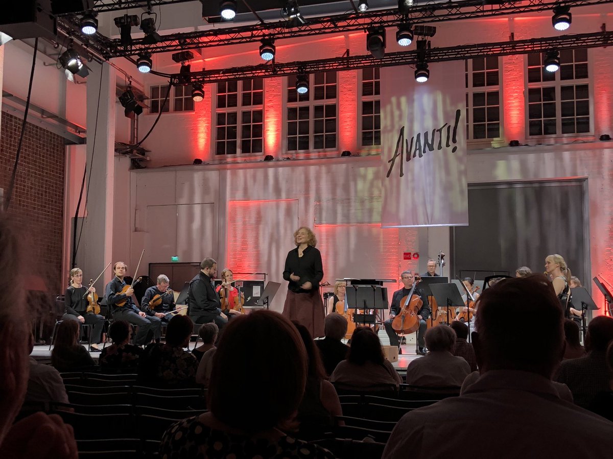 KalliJari's tweet photo. Julia Wolfe onstage with @Avanti_orc at Summer Sounds festival. Conducted by Brad Lubman, Avanti! delivered stupendous performances of  Wolfe’s ’Cruel Sister’, Michael Gordon’s ’Weather One’, @SteveReich’s Duet and Samuel Barber’s Adagio for Strings. #AdventuresInMusic https://t.co/grrS1a5nPK