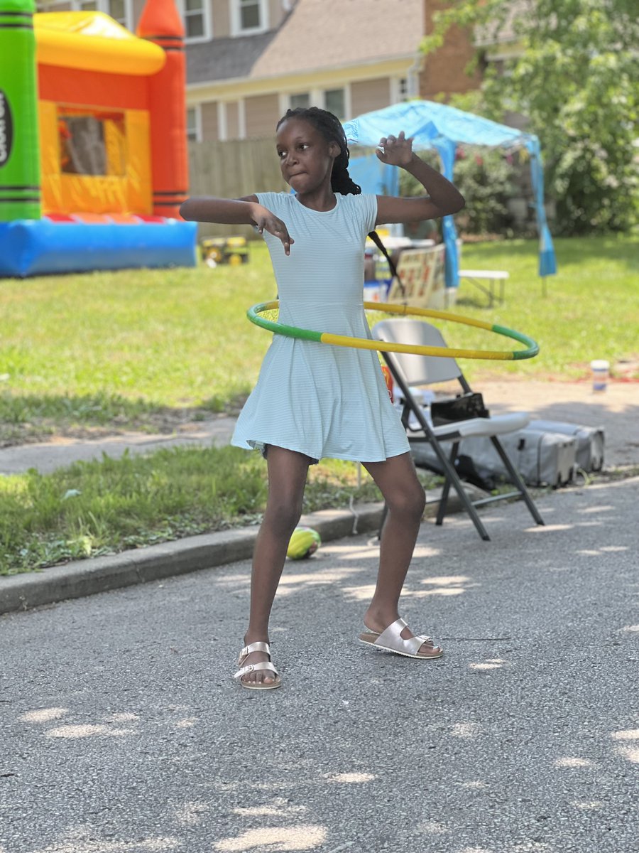 UNI_KansasCity's tweet photo. Thank you Blue Hills Neighborhood Association and our Blue Hills Neighbors for welcoming us into your neighborhood. Special thanks to H&R Block’s #MakeEveryBlockBetter community impact platform and The H & R Block Foundation for their support of our Beacon Hill Block Party. https://t.co/9dY5I2isgc