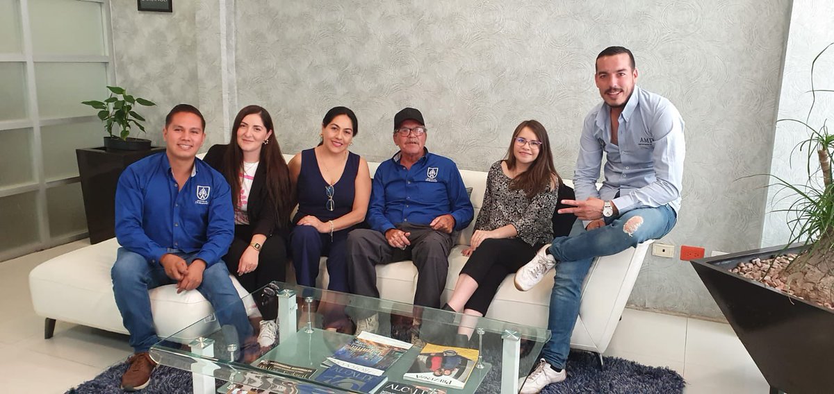Elvis_alonso2's tweet photo. Feliz Cumple Don Fer, ya sabe que lo queremos mucho🥳 🎁🎉chop 🍷 https://t.co/6QejkFytoP