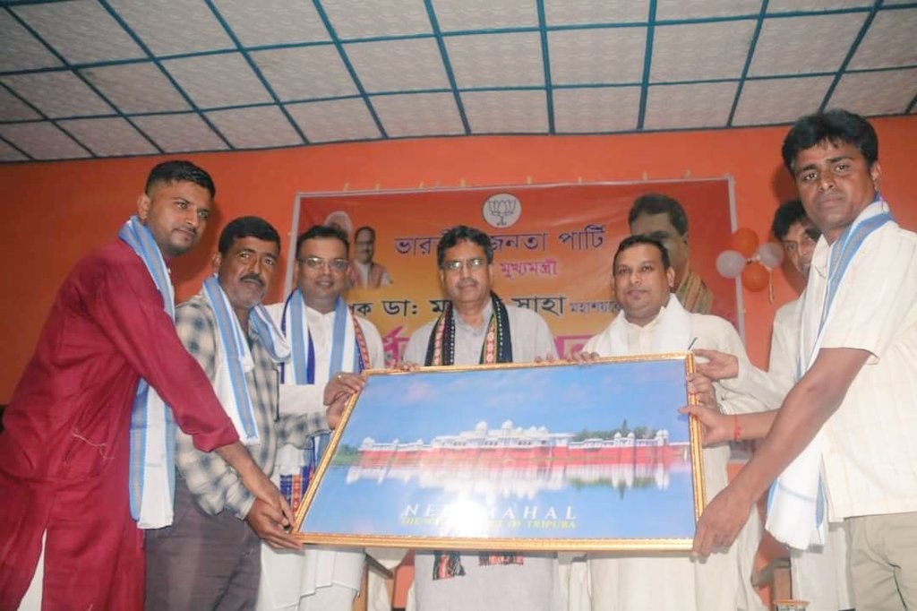 KishorBarmanBJP's tweet photo. আজ অদ্বৈত মল্ল বর্মন স্মৃতি সাংস্কৃতিক হলে @BJP4Tripura র নলছড় মন্ডলের ৪৬ এবং ৪৭নং বুথের কার্যকর্তা দের দ্বারা মাননীয় মুখ্যমন্ত্রী @DrManikSaha2 মহাশয় কে সম্বর্ধনা জ্ঞাপন করা হয়। https://t.co/Fi31MWV2Ux