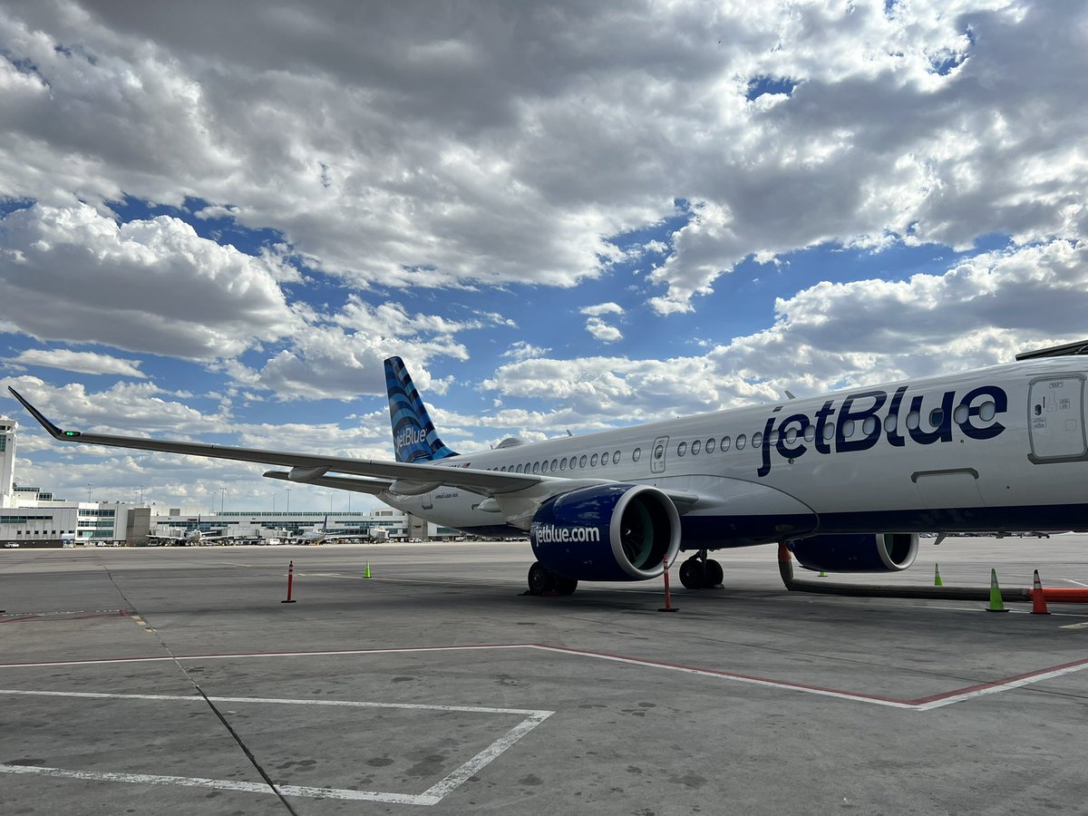 Milo9uno's tweet photo. Always great to see our A220 here in @DENAirport 😍 @JetBlue https://t.co/DQ0xLyowjG
