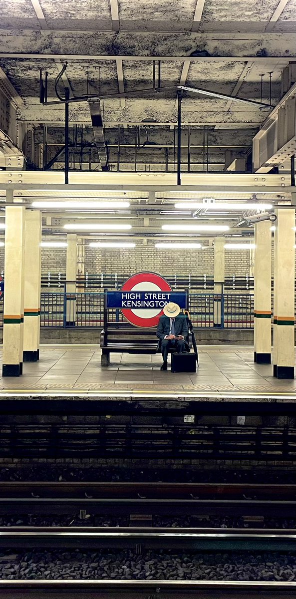 MarbecMetroMugs's tweet photo. My arty photo of the day
#sbs #underground #highstreetkensington #kensington #railpic @allthestations @TheTimTraveller @MrTimDunn https://t.co/5X5cZMeioY