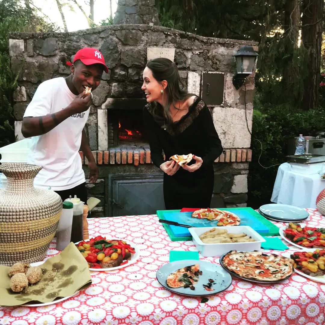 🆕📷 Angelina Jolie spent her #WorldRefugeeDay with advocates and refugees in Italy. Here's a joy of finding new good friends with pizza. 🥰 source: instagram.com/p/CfFabD5sXj7/…