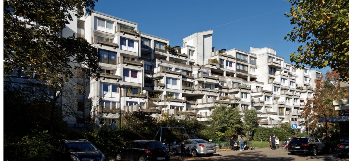 Aus irgendeinem Grund habe ich gerade an meine Kindheit gedacht und mich gefragt, ob der heruntergekommene Schuppen, gegenüber dem ich gewohnt haben, noch steht.

Tja nun: rottenplaces.de/main/architekt…

Bildquelle: de.m.wikipedia.org/wiki/Datei:Boc…