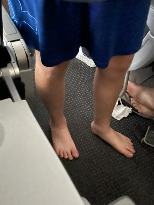 GET ME OFF THIS PLANE https://t.co/NDsKq9pYVb<a href="/tag/chainsawman"class="tags"><span>#chainsawman</span></a>