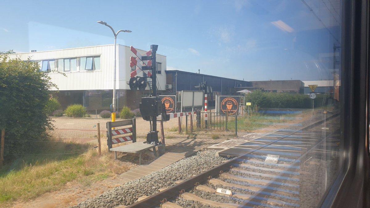 dutchrailroad's tweet photo. @ProRail Het viel me op dat enkele overwegen op de vechtdallijnen ineens zwarte overwegpalen hebben. Deze 4 zijn sinds deze week. Is er een reden dat dit zo is? Ik weet wel van vele andere plekken dat ze zwart zijn, maar was gewoon benieuwd waarom eigenlijk https://t.co/eGeV9i7lnM