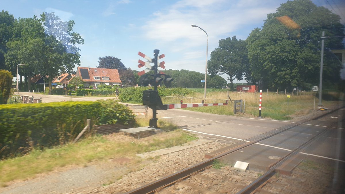 dutchrailroad's tweet photo. @ProRail Het viel me op dat enkele overwegen op de vechtdallijnen ineens zwarte overwegpalen hebben. Deze 4 zijn sinds deze week. Is er een reden dat dit zo is? Ik weet wel van vele andere plekken dat ze zwart zijn, maar was gewoon benieuwd waarom eigenlijk https://t.co/eGeV9i7lnM