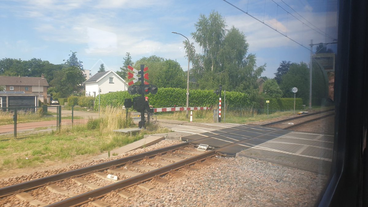 dutchrailroad's tweet photo. @ProRail Het viel me op dat enkele overwegen op de vechtdallijnen ineens zwarte overwegpalen hebben. Deze 4 zijn sinds deze week. Is er een reden dat dit zo is? Ik weet wel van vele andere plekken dat ze zwart zijn, maar was gewoon benieuwd waarom eigenlijk https://t.co/eGeV9i7lnM