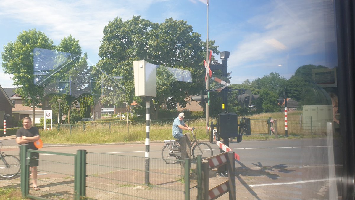 dutchrailroad's tweet photo. @ProRail Het viel me op dat enkele overwegen op de vechtdallijnen ineens zwarte overwegpalen hebben. Deze 4 zijn sinds deze week. Is er een reden dat dit zo is? Ik weet wel van vele andere plekken dat ze zwart zijn, maar was gewoon benieuwd waarom eigenlijk https://t.co/eGeV9i7lnM