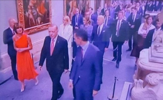 Parmakla sayılıp, aranan yiğit
Karanlık çökerken uyanan yiğit
Ey kökü maziye dayanan yiğit
Sen yürü ardından dağlar yürüsün
Ardından asırlar, çağlar yürüsün

TÜRKİYE NE DERSE O

#DünyaReisiErdoğan