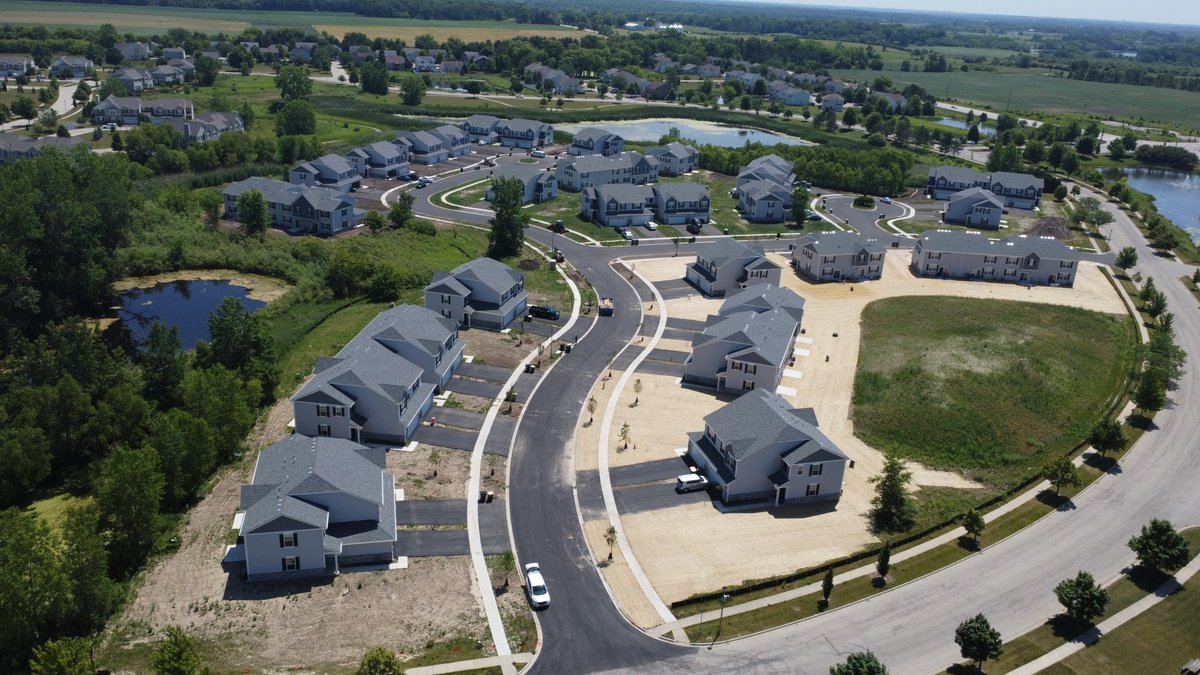 carlsonbuilds's tweet photo. Carlson is excited to announce the completion of the Deercrest Build-to-Rent townhome community in Antioch, IL.   

#buildtorent #buildtorenthomes #buildtorentinvestments #buildtorentdevelopment #BSBarchitects https://t.co/VahNp3vmN1