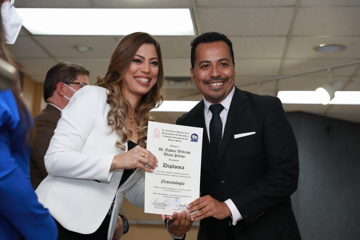 Mediante la formación continua consolidamos los conocimientos del personal para la construcción de un #NuevoISSS.

Hoy la Directora General <a href="/MonicaAyalaGue1/">Mónica Ayala Guerrero 🇸🇻</a> y la Decana <a href="/SibrianJosefina/">Josefina Sibrián</a>, de la <a href="/UESoficial/">Universidad de El Salvador - UES</a>, entregaron sus diplomas a 37 médicos egresados de 18 subespecialidades.