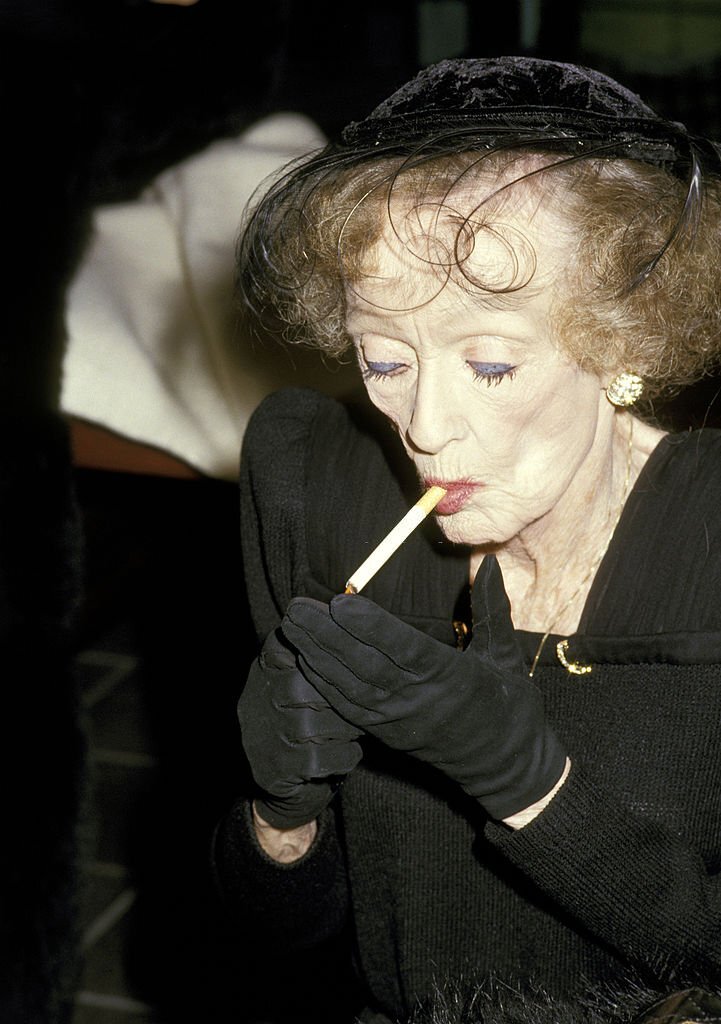 how many cigarettes did bette davis smoke a day Bette Davis smoking a cigarette during the AFI Awards in 1987 is a whole  mood