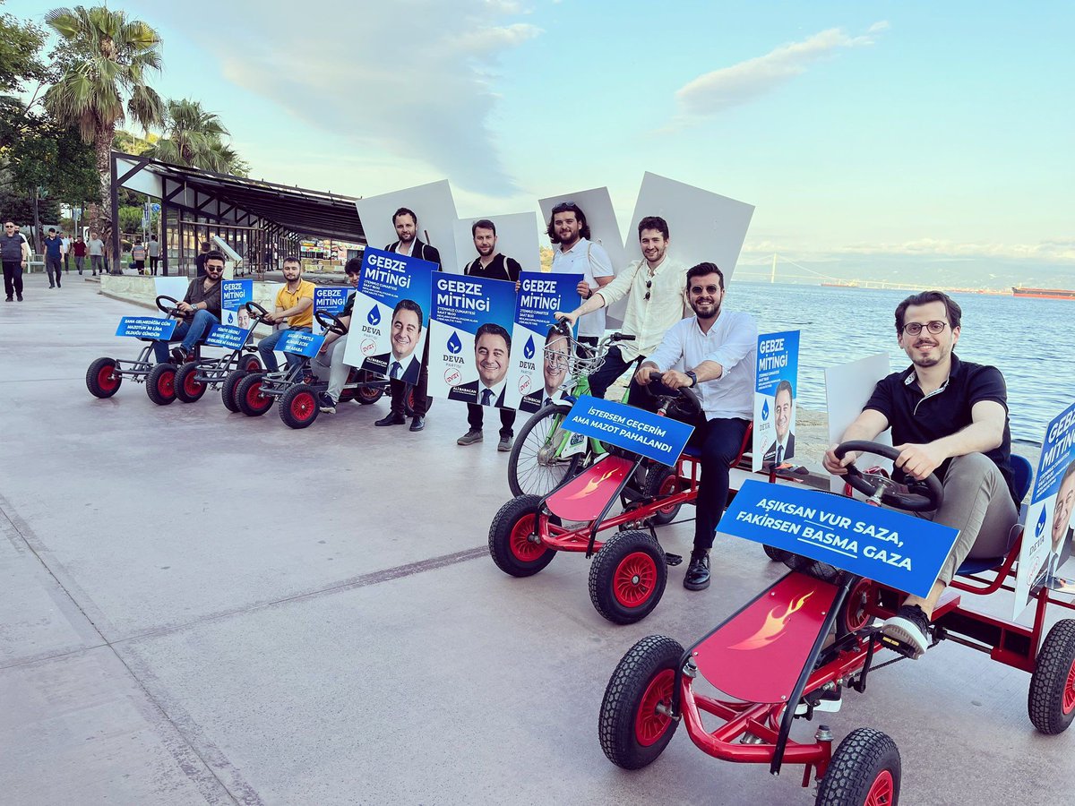 Ali Babacan’ın Cumartesi günü Gebze’de yapacağı miting için asılan afişler koparılınca, Deva Partisi gençlik kolları üyeleri alternatif yollara başvurdu;
