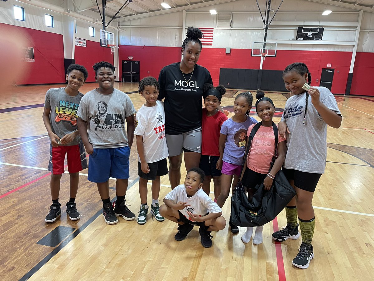 BridgewaterIii's tweet image. NIU’s A’Jah Davis taking time out to train upcoming ballers  Thanks! #ajah_davis #prymetyme