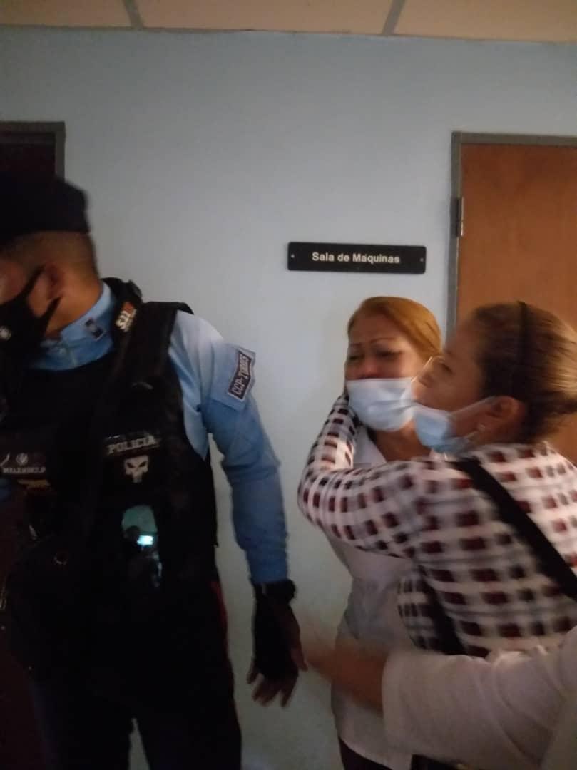 CPEDC (@colegioenfermdc) on Twitter photo Por exigir el uso de tapaboca a un funcionario policial la Lcda María Suárez, Gerente de Enfermería del hospital de Carora, Edo Lara fue esposada, en un acto de abuso de poder por parte de quienes tienen el deber de cumplir con con la ley. Sr <a href="/TarekWiliamSaab/">Tarek William Saab</a> esperamos q actúe. Por exigir el uso de tapaboca a un funcionario policial la Lcda María Suárez, Gerente de Enfermería del hospital de Carora, Edo Lara fue esposada, en un acto de abuso de poder por parte de quienes tienen el deber de cumplir con con la ley. Sr <a href="/TarekWiliamSaab/">Tarek William Saab</a> esperamos q actúe.