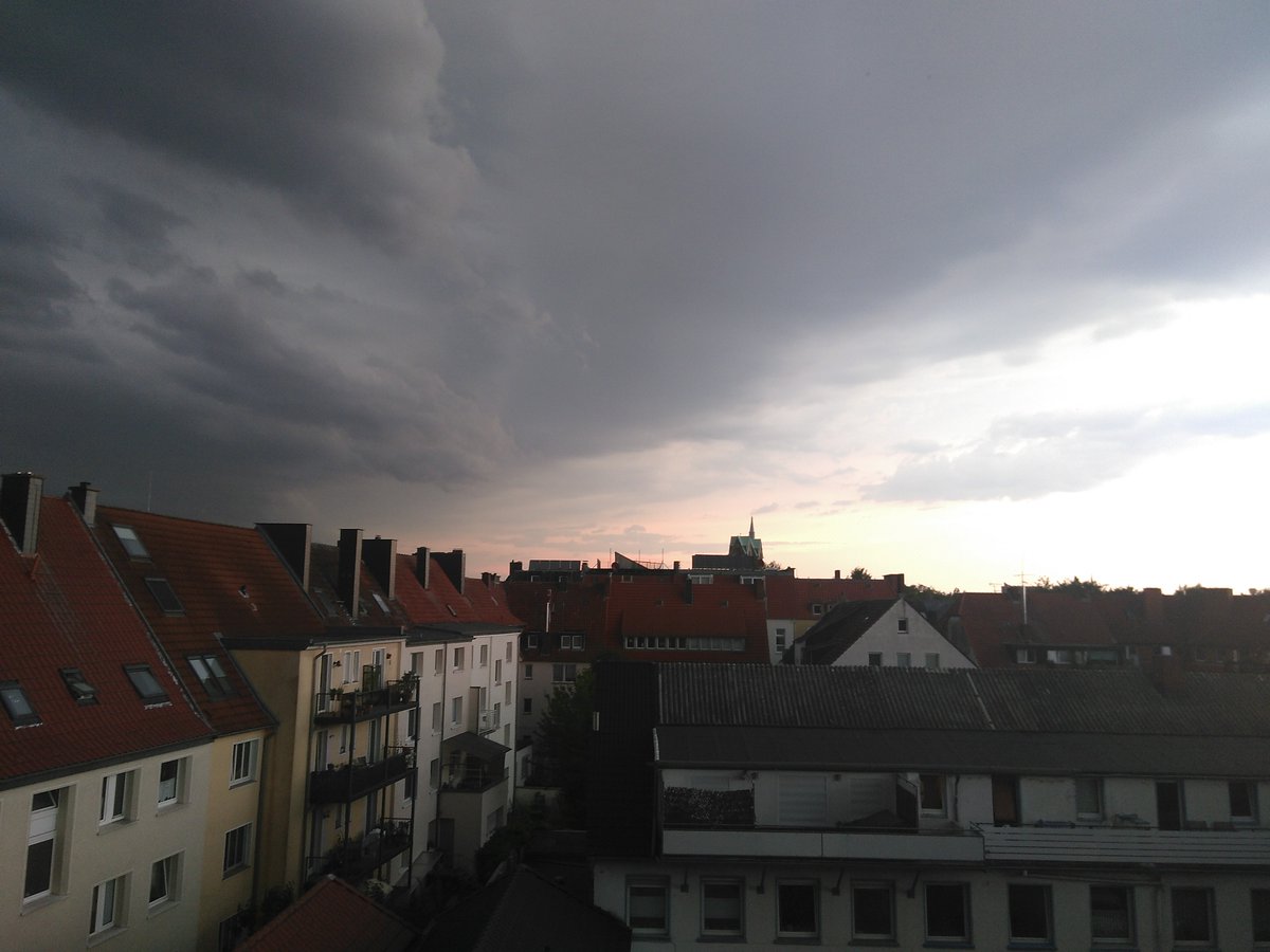 krtfflslt's tweet photo. Is there a storm coming?
https://t.co/115j1k3Ene
#Gewitter #Münster @Kachelmannwettr https://t.co/C32ZjxC6y0