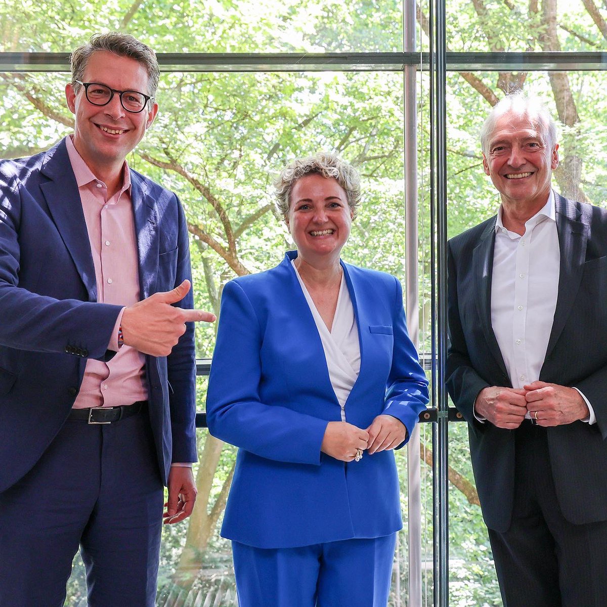 Prof. Dr. Barbara Gronau wird ab 01.09.22 neue Präsidentin der Theaterakademie August Everding! Herzlichen Glückwunsch! 🎉✍️🥂
Weitere Infos: blog.theaterakademie.de
Foto: Kunstminister Markus Blume, Prof. Dr. Barbara Gronau, Prof. Hans-Jürgen Drescher (vlnr) (c) Alexandra Beier