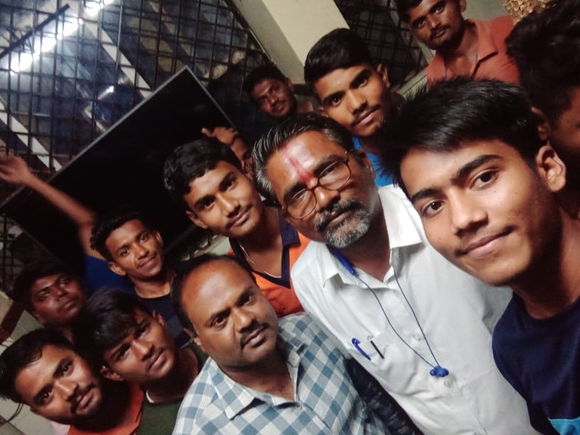 BasavarajAntar2's tweet photo. ವಸತಿನಿಲಯದ  ಮೇಲ್ವಿಚಾರಕರು ಬೀಳ್ಕೊಡುಗೆ ಸಮಾರಂಭ 😭😇🥳💐 https://t.co/9o7pejLVeA