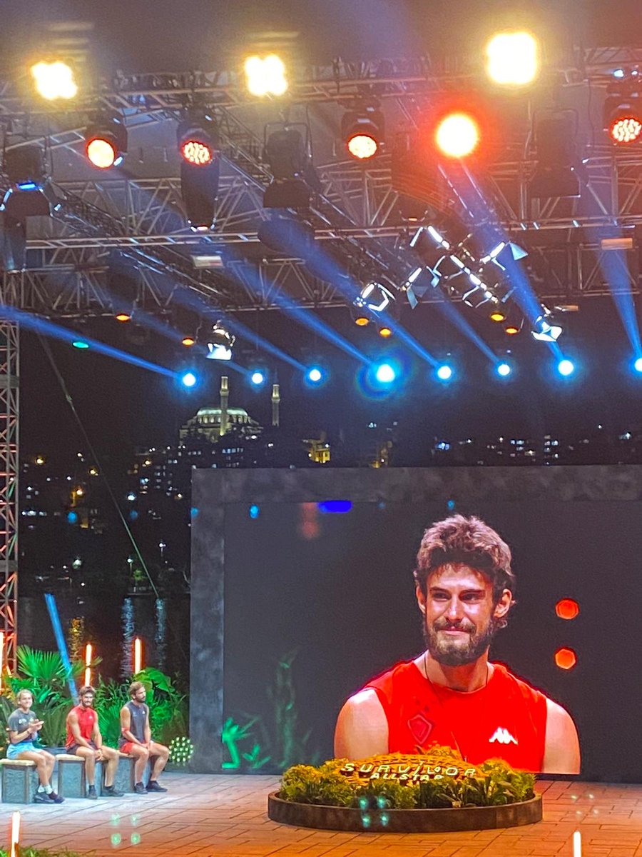tellmehan's tweet photo. Böyle rezil bir sezona nisa gibi uyuyarak yatarak gelen bir şampiyon yakışırdı kupada batuhan karacakayanın gölgesi kaldı #Survivor2022AllStar https://t.co/lz0wuytG31