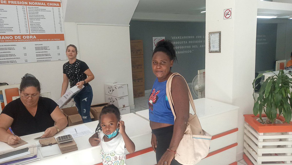 DPTVC_TPCP's tweet photo. Alianza #Gobierno #Comecio #TrabajadoresSociales sige fructificando. Ahora es #SantaClara. Familias en situación de vulnerabilidad con módulos de inducción. #DPTVC en #VillaClara #Cuba 🇨🇺 #DefendiendoConquistas #CubaProtege @Colina_VClara @AlbertoLpzDiaz @MartaEFeito @MTSS_CUBA https://t.co/T9yVnpaTMx