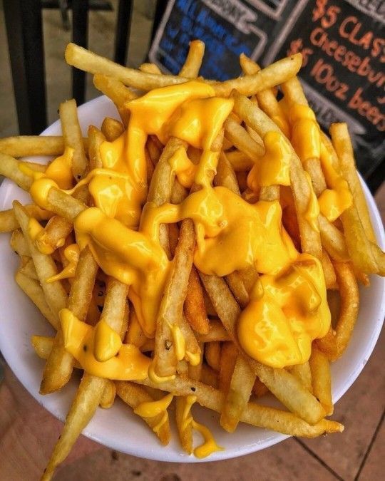 food_porn17's tweet photo. CHEDDAR É O MELHOR MOLHO PARA BATATA https://t.co/uCL7fEpaRK