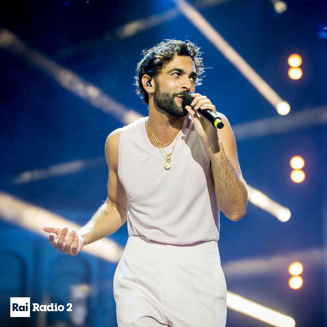 RaiRadio2's tweet photo. ⚡ @mengonimarco sul palco del #TIMSummerHits!

Ora su #RaiRadio2 📻 @RaiDue  📺 E @RaiPlay 🖥 https://t.co/1c3F78pTbF