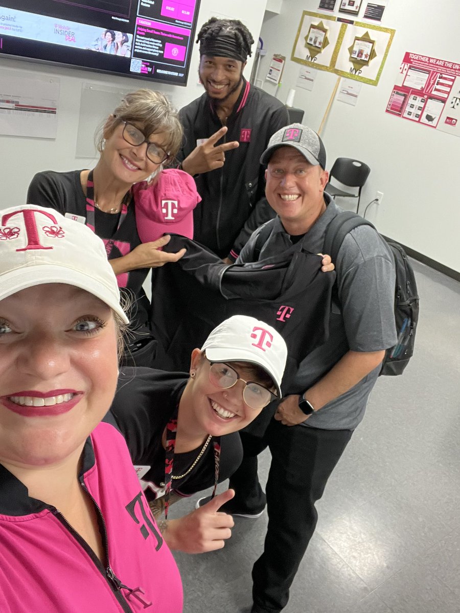 morganlynn4711's tweet image. Celebrating this top ME for TWO months running, with some swag!!!!! This Pier Park rockstar crew is on fireeeee🥳🥳🥳🔥🔥🔥 #GoGrowWin @MitchClabeaux @HightowerKrista @JPaul727 @emilynellf @_OfficialJalen @KayFinelli