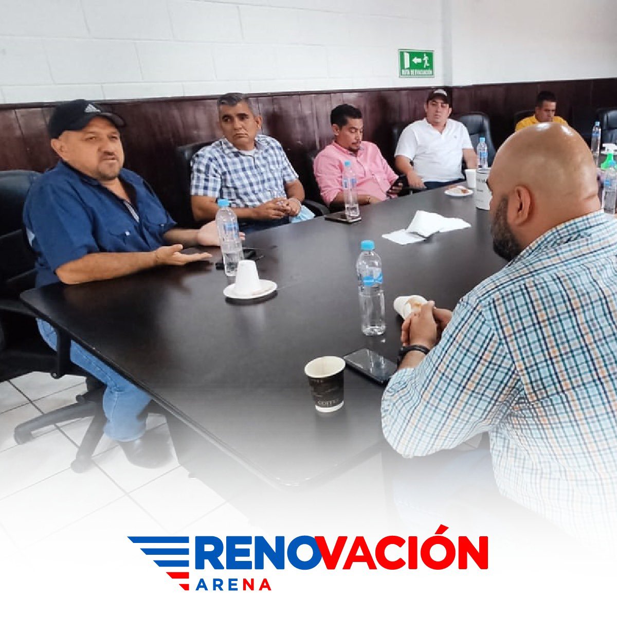 #Aquiestamos, como lo prometimos, visitando el país. Nos hemos reunido con un grupo de alcaldes para juntos coordinar los ejes de acción de las políticas públicas que impulsamos en #RenovacionArena para hacer del #ElSalvador un país para todos.