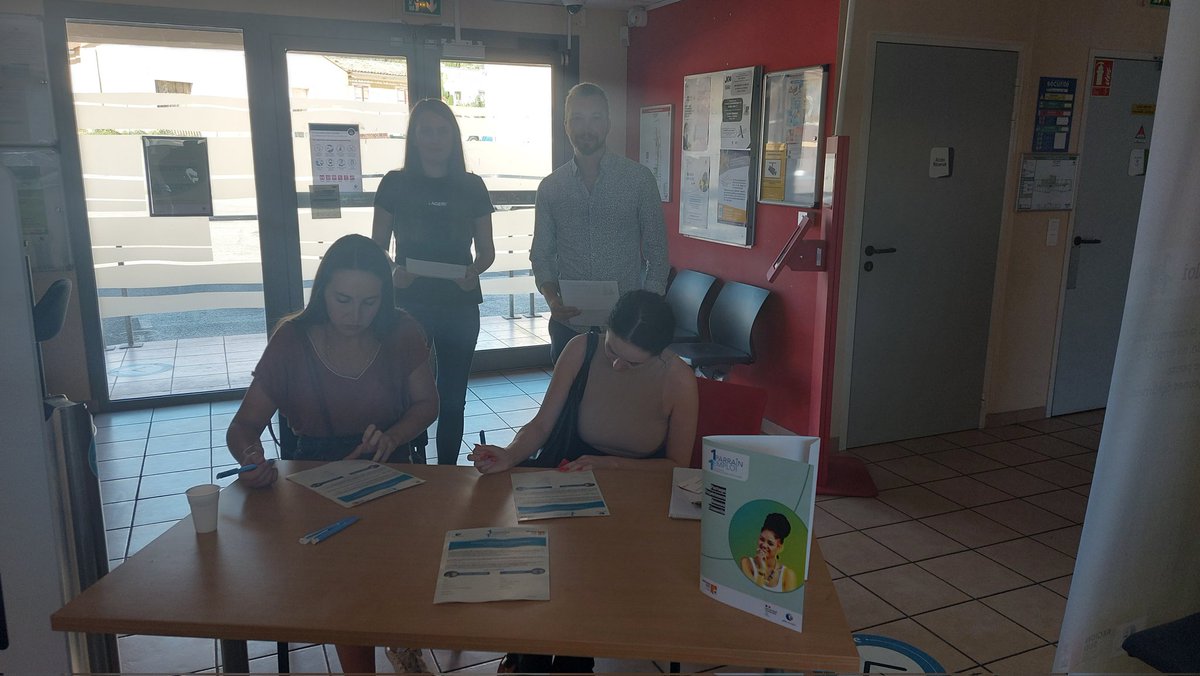 GilloteauxC's tweet photo. Belle semaine pour le parrainage au @pole_emploi #Apt. Andy, Nina et Estelle peuvent compter sur le soutien de #Manpower #adequat #Armee qui s'engagent dans le cadre du dispositif #UnParrainUnEmploi #regionsud @PoleEmploi84 @MaRegionSud https://t.co/VCZ6Qds9zL