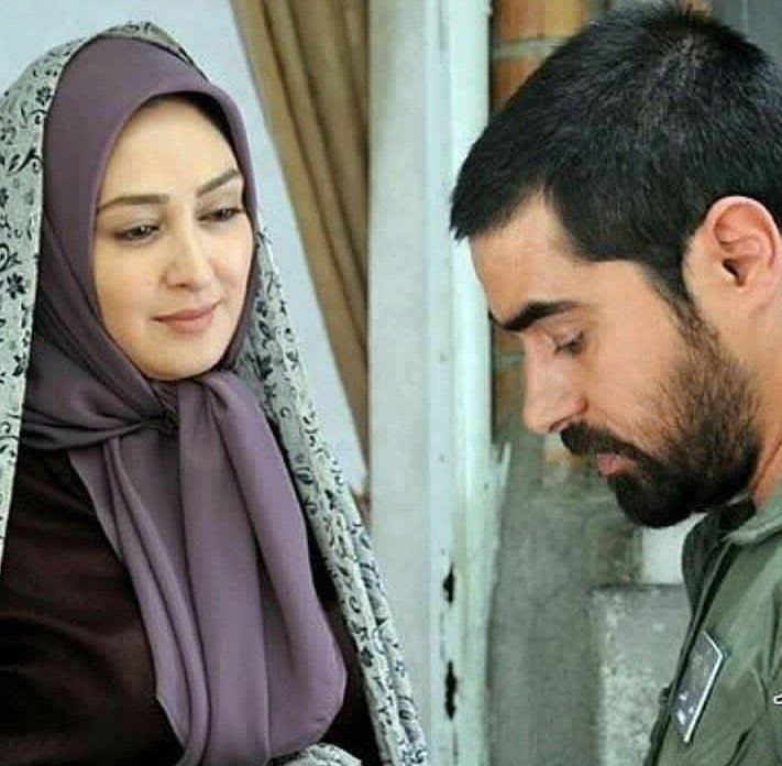 m_reza_yosefi's tweet photo. عاشقانه های شهدا...

قهر بودیم، درحال #نماز خوندن بود
نمازش که تموم شد، هنوز پشت به اون نشسته بودم...
کتاب شعرش رو برداشت و با یه لحن دلنشین شروع کرد به خوندن...
ولی من باز باهاش قهر بودم!!
کتابو گذاشت کنار...بهم نگاه کرد و گفت:
غزل تمام...نمازش تمام...دنیا،مات
سکوت بین

#رشتو۱) https://t.co/iK8w7kQ5Ux