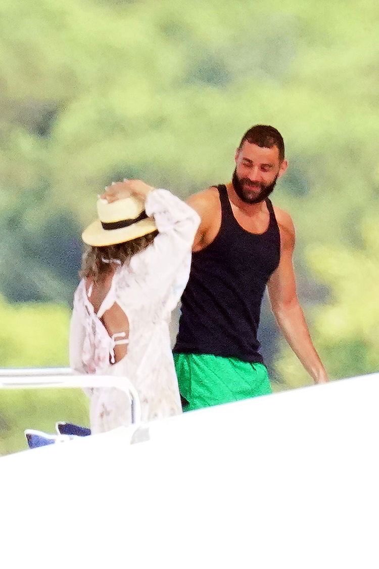 tristieth's tweet photo. 📸👀 La nouvelle copine de Karim Benzema ? 

Si c’est elle qui le rends aussi heureux et fort sur le terrain on leurs souhaitent le meilleur du monde ! https://t.co/VkAExmcKmo
