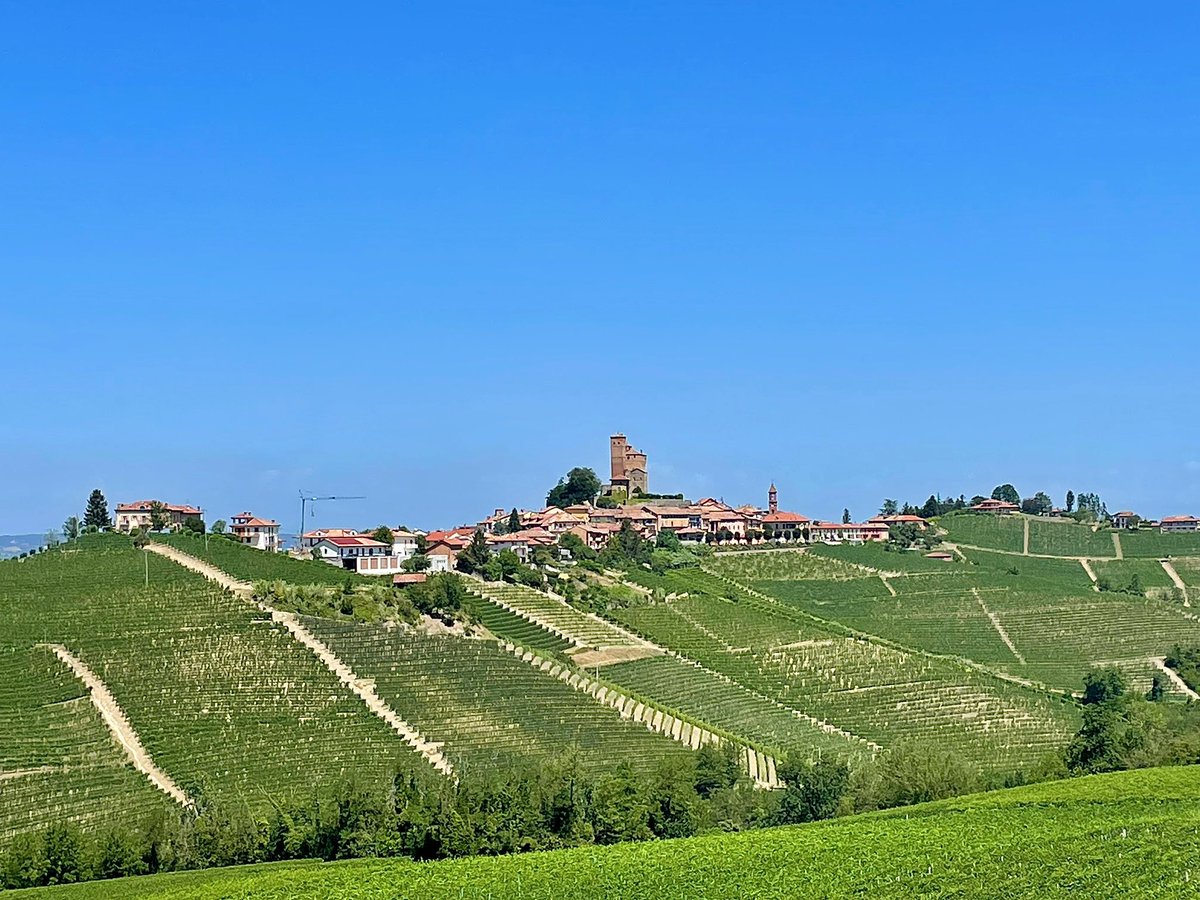 MaxMart4810's tweet photo. Serralunga d’Alba #langhe #viaggi2022 #serralungadalba #piemonte_cartoline #piemontedascoprire #piemonteturismo https://t.co/qsO3svMy99