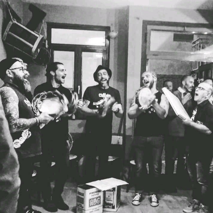 MAGHÚA ! Pero que marabilla ter a este grupazo con nós este sábado! Ao remate do obradoiro con Rebeca Tallón, para practicar o aprendido con Rebeca, desfrutar das súas voces poderosas e abrir apetito e animarse na foliada aberta.