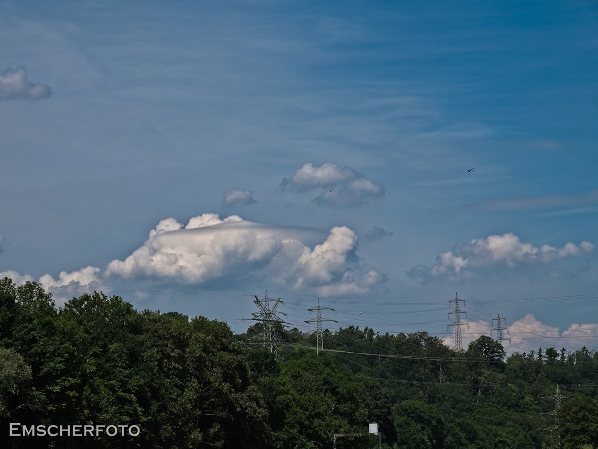 thisdigitaldark's tweet image. Exciting and also strange clouds today...
Abgefahrene Wolke über der Ruhr...
@StormHour
@ThePhotoHour
#Clouds
#Wolken
#Ruhrgebiet