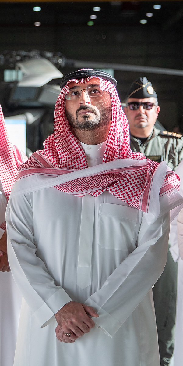 sa_prnce's tweet photo. طموحنا عنان السماء🇸🇦

سيدي الامير #عبدالله_بن_بندر في احدى جولاته بـ لواء الطيران بالحرس الوطني https://t.co/leckNxQxHY