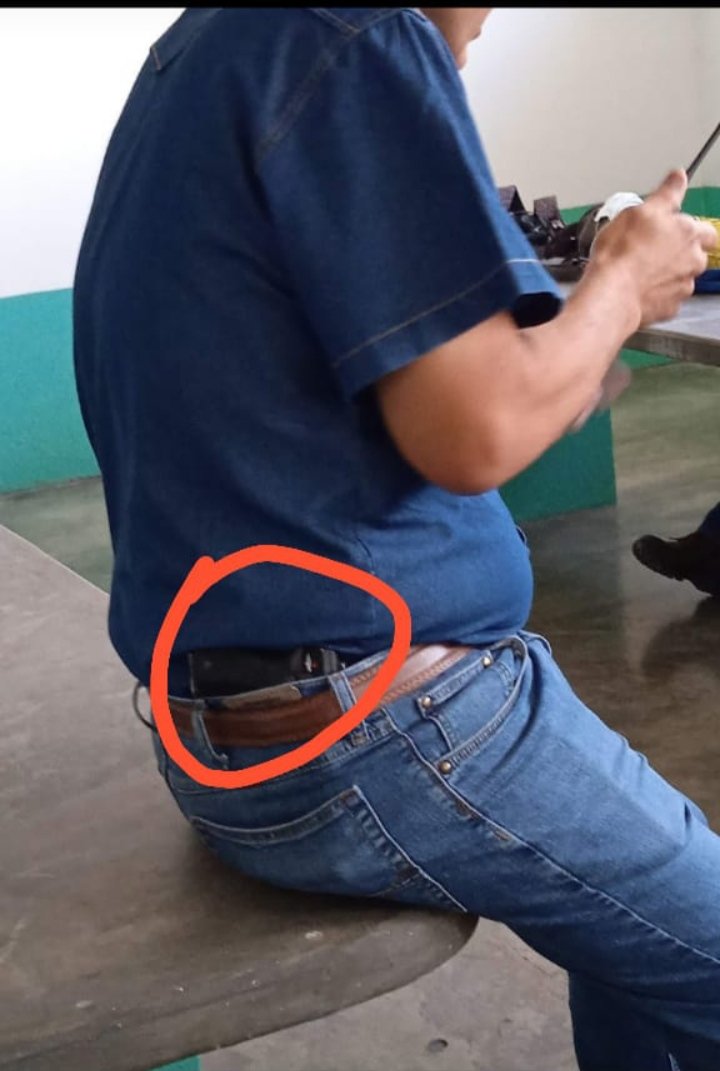 rocasuarez's tweet photo. Ayudar a difundir este tweet hasta hacerlo viral @TarekWiliamSaab la persona quien aparece en la imagen es el Ing. José Ramón Osal, gerente técnico del central azucarero Venezuela se la mantiene armado dento de la empresa amedrentando a los trabajadores. La foto es en el comedor. https://t.co/e8SIR0Y4u9