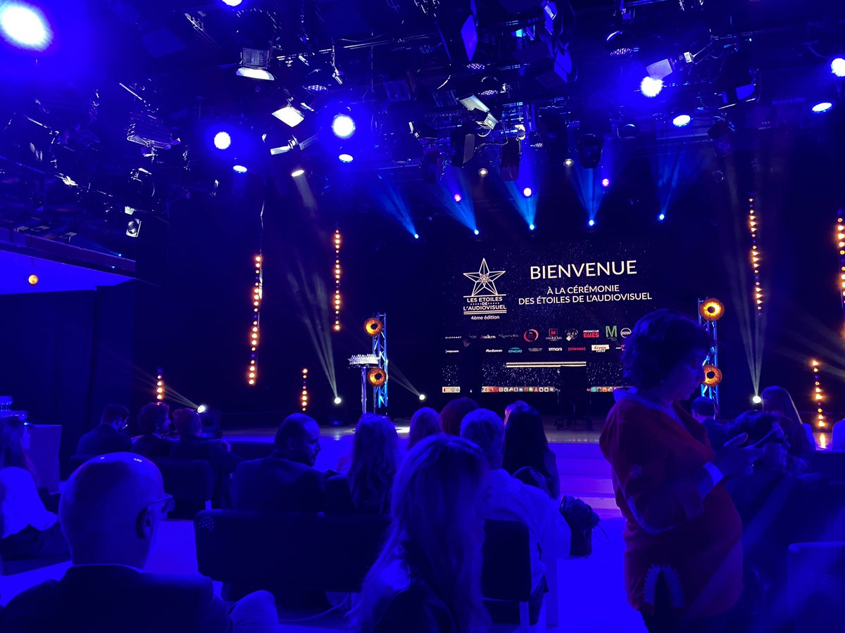 JulieCruyt's tweet photo. Trophées audiovisuels 2022 🏆 @mediaclub24 - Merci et honorée d’avoir été jury du prix innovation. ✨

Bravo aussi @julientricard d’accélérer la conscience #écologique dans l’univers des #medias. 

Félicitations @SimoneHarari pour ce prix qui couronne son unique 😎carrière! ✨ https://t.co/W7XovGdutf