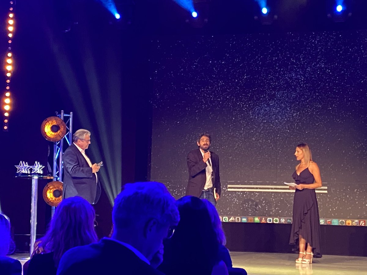 JulieCruyt's tweet photo. Trophées audiovisuels 2022 🏆 @mediaclub24 - Merci et honorée d’avoir été jury du prix innovation. ✨

Bravo aussi @julientricard d’accélérer la conscience #écologique dans l’univers des #medias. 

Félicitations @SimoneHarari pour ce prix qui couronne son unique 😎carrière! ✨ https://t.co/W7XovGdutf