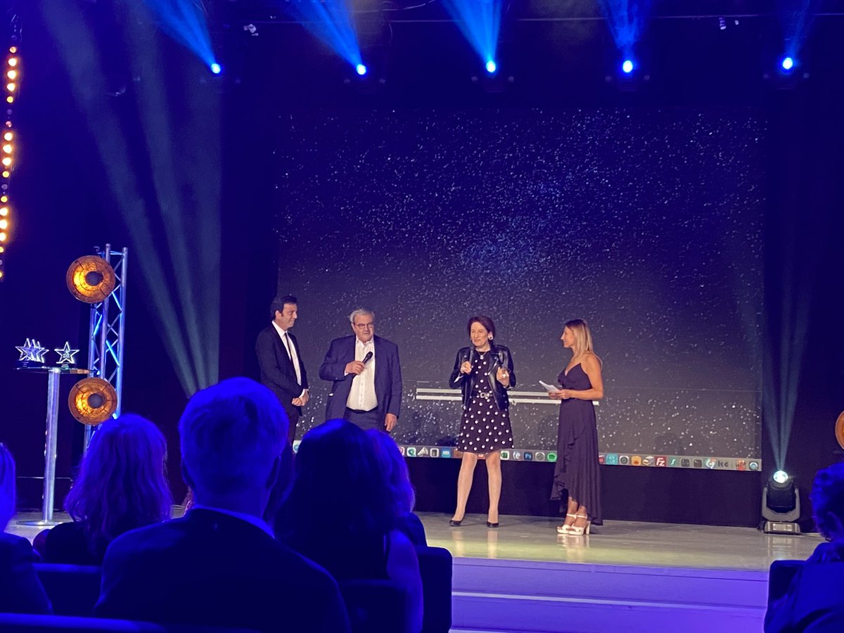 JulieCruyt's tweet photo. Trophées audiovisuels 2022 🏆 @mediaclub24 - Merci et honorée d’avoir été jury du prix innovation. ✨

Bravo aussi @julientricard d’accélérer la conscience #écologique dans l’univers des #medias. 

Félicitations @SimoneHarari pour ce prix qui couronne son unique 😎carrière! ✨ https://t.co/W7XovGdutf