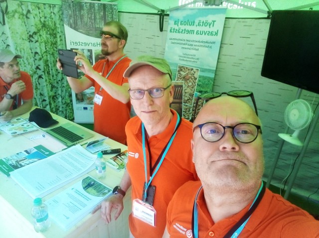 NyyssolaTimo's tweet photo. Puumat levittivät puurakentamisen ilosanomaa maatilarakentamiseen tänään Farmari -näyttelyssä Mikkelissä. #puumat #puurakentaminen #metsäkeskus @KangasniemiM https://t.co/dAMapzfXOO