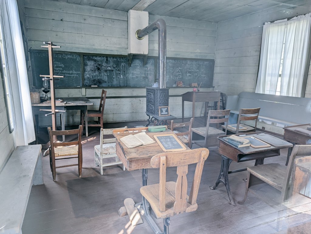 LisainManila's tweet photo. I visited Luray; they had a school house built during Reconstruction for the African American children. The #FRIENDlyfourthies learned about schools supported by Freedman's Bureau @LCPSLegacy this year. This school requested very little funds and was supported by the community. https://t.co/bP4i6NkXBs